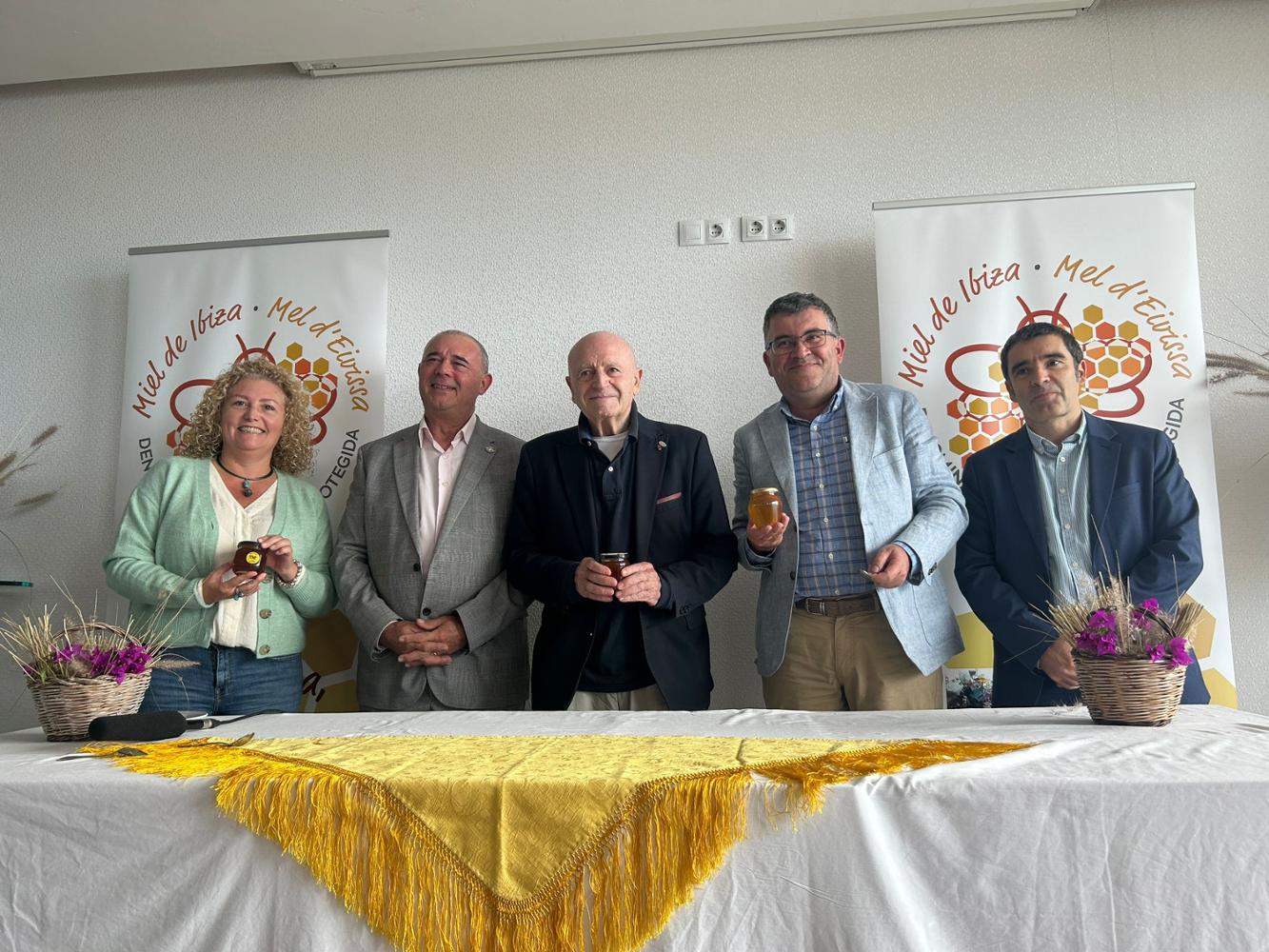 Tast de la primera anyada de la DOP Mel d’Eivissa - Notícies - Illes Balears - Productes agroalimentaris, denominacions d'origen i gastronomia balear